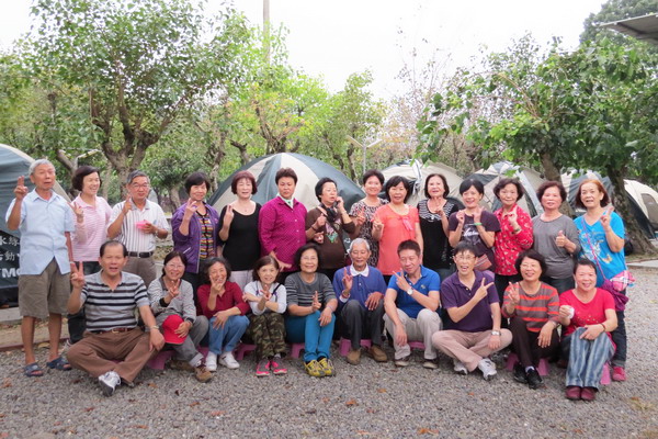 遠東科大樂齡大學 阿公、阿嬤露營 重溫年輕回憶