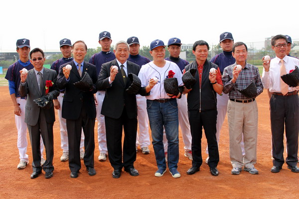 睽違36年 藝人澎恰恰回母校遠東科大為青棒賽開球