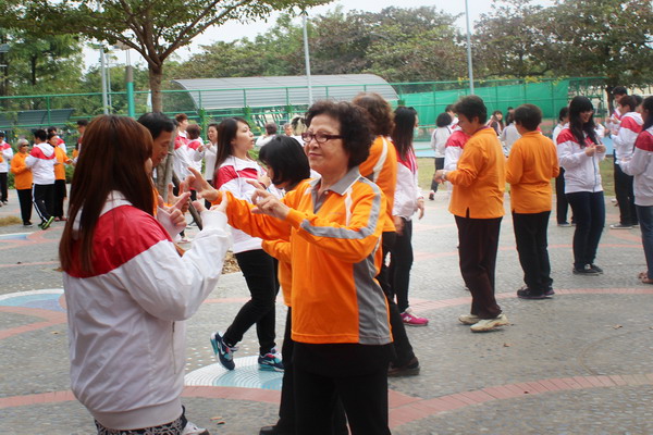 遠東科大歲末音樂會 大學生跟阿公、阿嬤一起「尬舞」