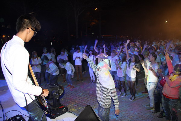 平安夜 台灣首府大學粉彩舞會 校長扮聖誕老公公報佳音