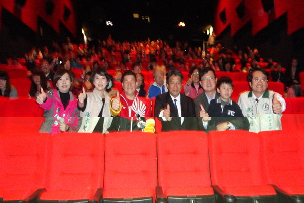 立委陳亭妃、副議長郭信良及市議員陳怡珍26日包場邀請弱勢學童觀賞電影「鐵獅玉玲瓏」