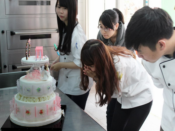 哭泣離家 苦學烘焙 遠東科大林欣獲蛋糕糖花藝術學生組冠軍