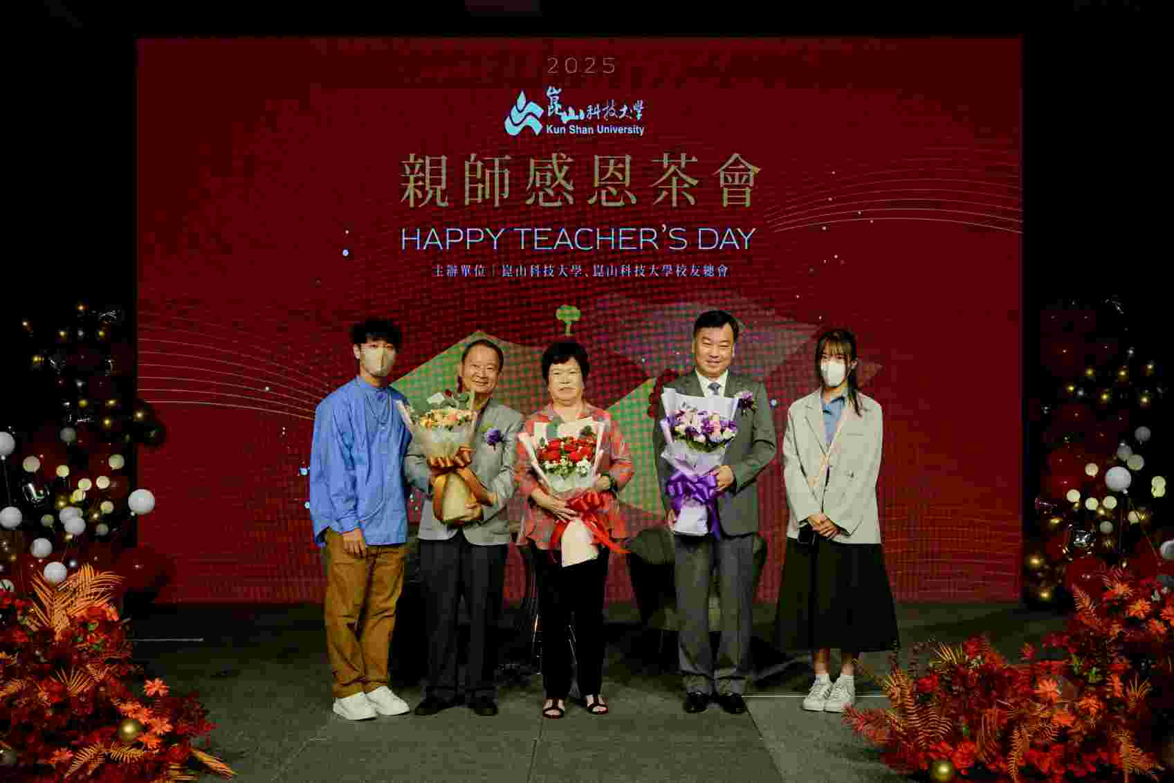 獻花奉茶表敬意 崑山科大師生校友齊聚慶祝教師節