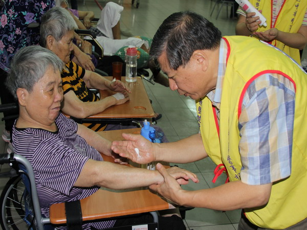 華醫科大醫務暨健康事業管理系師生偏鄉送愛與關懷