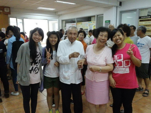 台南應大『享粽溫馨』」活動,樂齡大學高齡同學與大學部年輕同學代間合樂共渡佳節