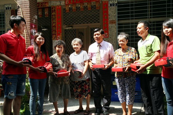 遠東科大餐管系學生 省下班費做月餅 送新化區獨居老人