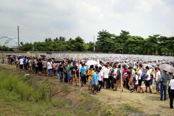 魏德聖回母校遠東科大 種幸福番茄傳承