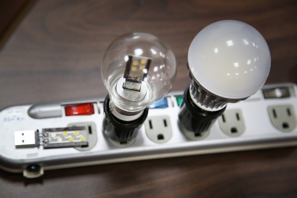 從氣功師找靈感 遠東科大「多向式之發光散熱板材及燈具」獲鉑金獎