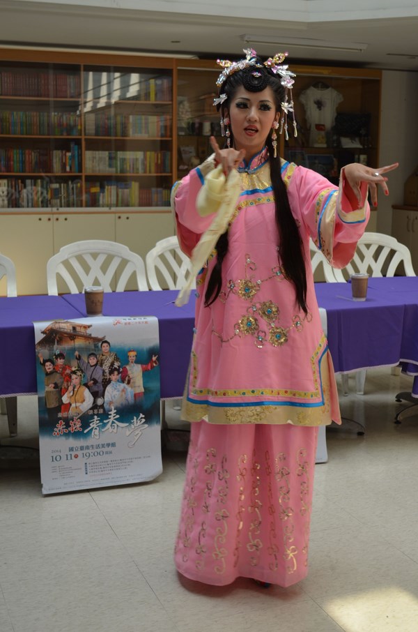 鄉城歌仔戲劇團11日晚在臺南生活美學館舉辦《赤崁青春夢》公演