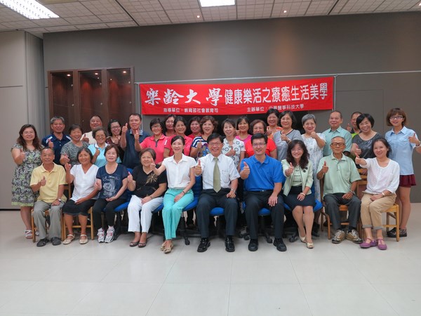 華醫樂齡大學3對夫妻、1對姐妹花相偕來讀冊 快樂當同學