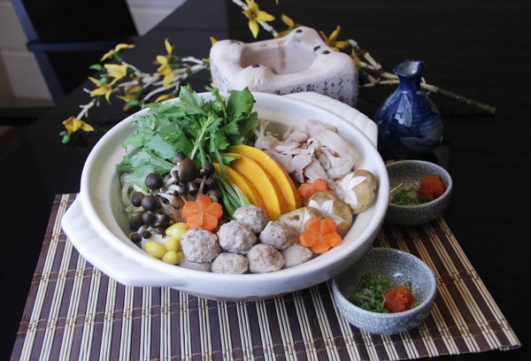 大億麗緻竹川日本料理【手作地雞丸蒜味鍋】雞湯精華 完整呈現