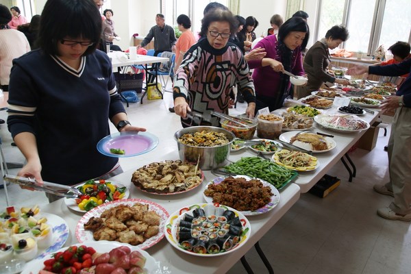 銀髮族扮總舖師 遠東科大樂齡大學美食大PK