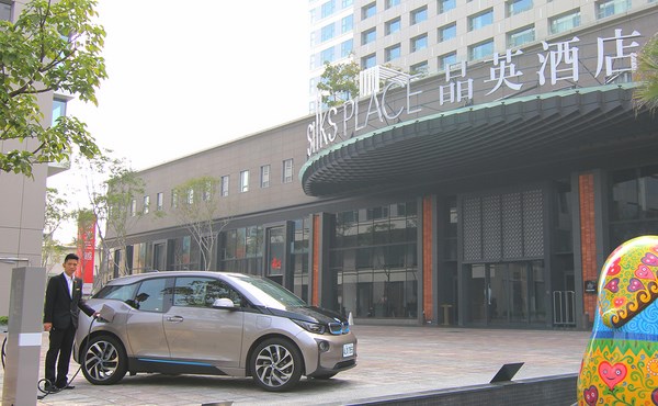 台南晶英酒店設立「BMW i 公共充電站」,免費提供充電車主使用