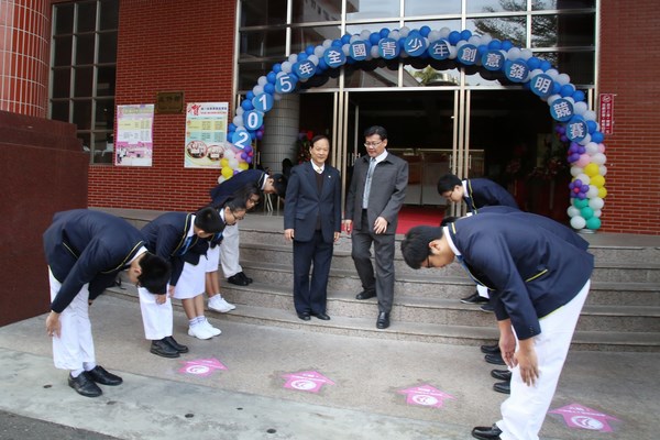 遠東科大青少年創意賽, 馬國生90度鞠躬成焦點