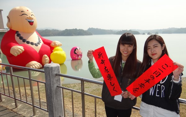 烏山頭「神財飛羊」、情人節開「式」大吉,發財金、送春聯、情人擲爻拿獎金