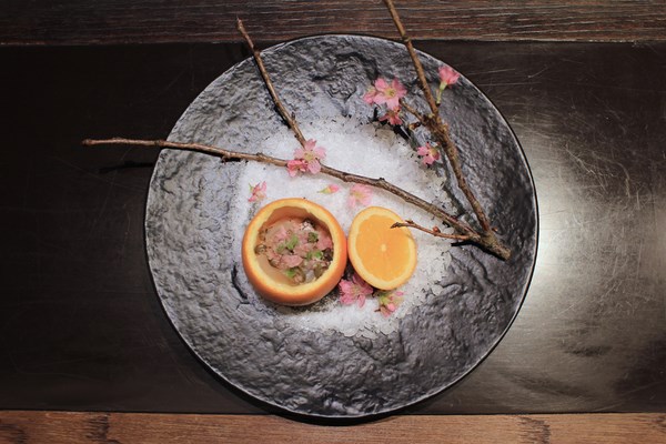 台南晶英酒店鐵板燒三月私房特色菜單，品嘗春天「春櫻•蜜柑鯛」套餐，限量預訂中！