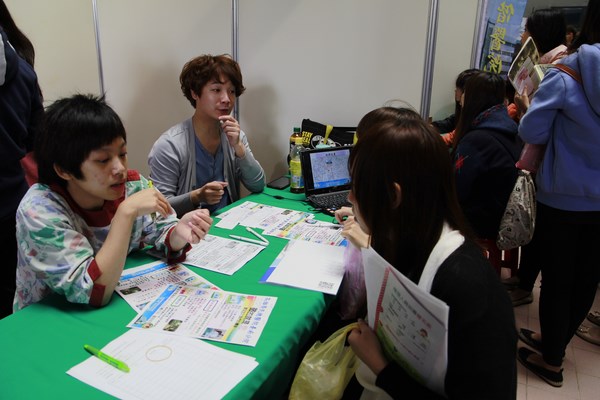2015華醫科大校園徵才就業博覽會,25家醫院搶招近600多名護理師 現場面試直接錄取