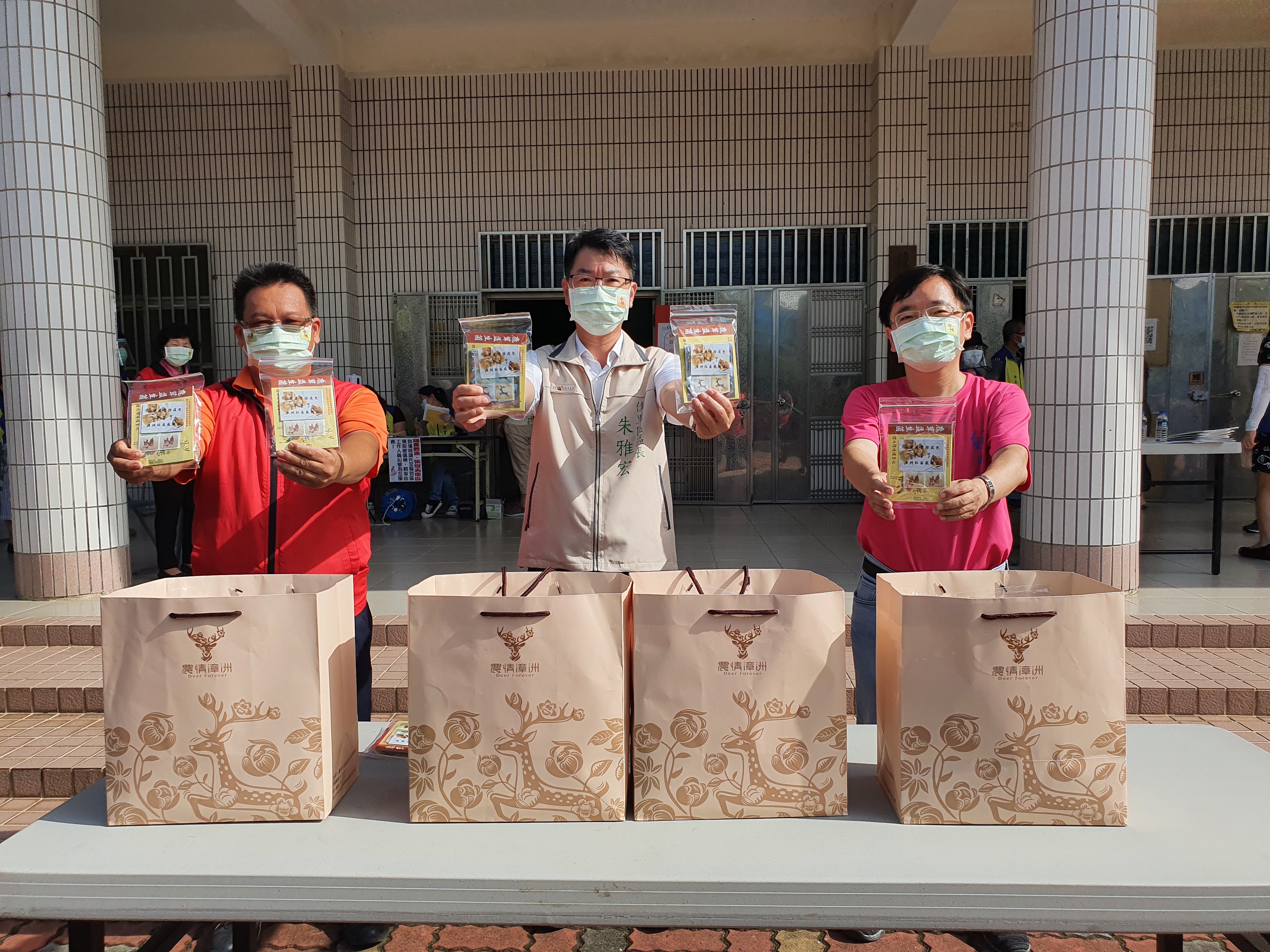 臺南市佳里區漳洲社區贈益生菌及口罩貼片守護佳里防疫第1線