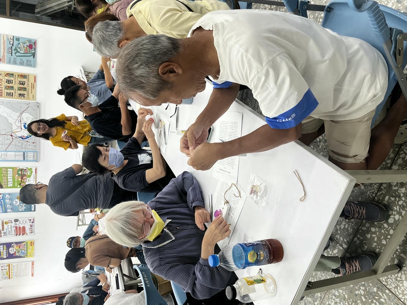 05.參與者完成擴香石作品,透過實作將感恩心意轉化為日常可延續之低碳生活行動 05.參與者完成擴香石作品,透過實作將感恩心意轉化為日常可延續之低碳生活行動