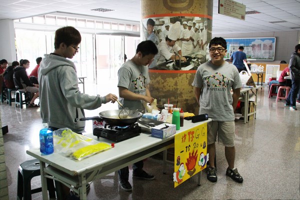 訓練學生創業能力  台灣首府大學餐旅系分組設攤賣餐飲