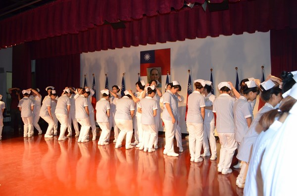 中華醫事科大護理系 6 日為297 位學生加冠傳光