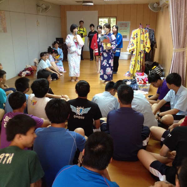 台首大應外系日本文化表演團隊赴嘉義高中轟動演出