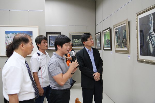 「光暗傳動」黃俊穎師生聯合畫展 中華醫大藝術中心展出