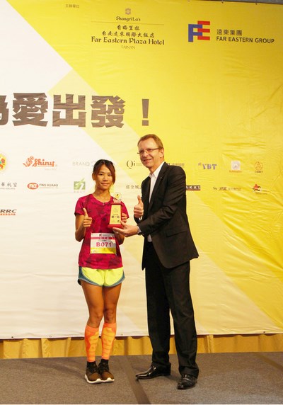 台南首屆登高大賽冠軍以3分52秒登上至高地標香格里拉台南遠東國際大飯店