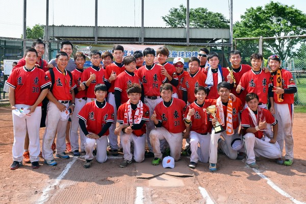 重返榮耀 遠東科大壘球隊重登大專盃慢壘冠軍