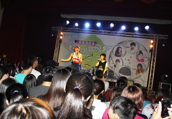 台首大展翅高飛畢業演唱會 觀光系校友KID返校主持