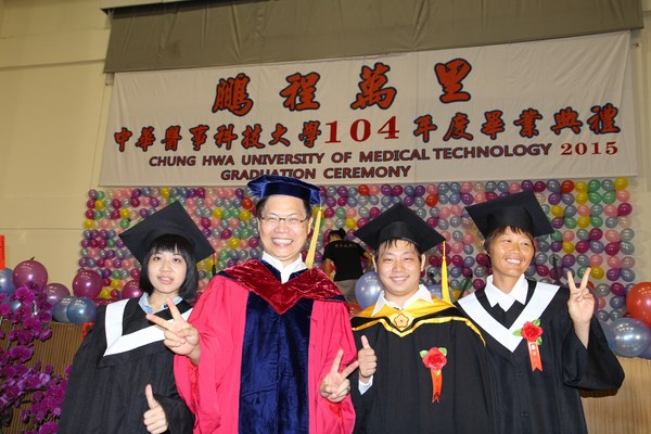 華醫科大畢業典禮 校友A-Lin獻唱祝福學弟妹