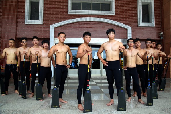 遠東科大龍舟隊三連霸  肌肉猛男校園驚爆