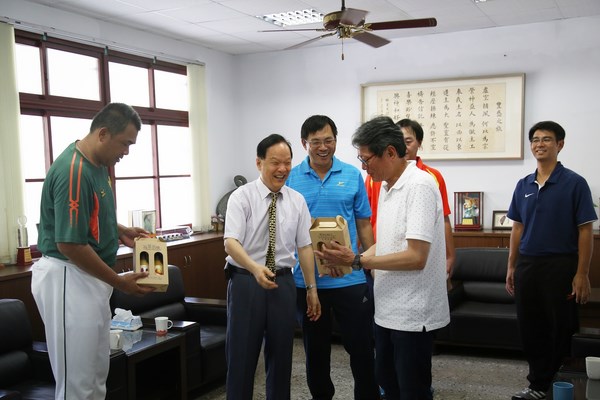 頂著烈日 職棒統一獅移師遠東科大棒球場訓練