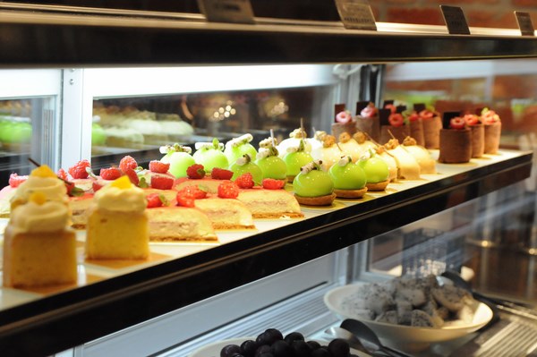 台南晶英酒店ROBIN’s牛排館鐵板燒，晚餐時段新增「法式甜品饗宴」，自助甜點吧無限量供應