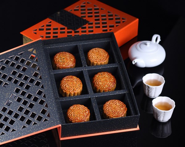 台南晶英酒店推出三款中秋月餅禮盒,傳統餅香與法式甜味相互輝映，提早預訂可享85折起超值優惠！