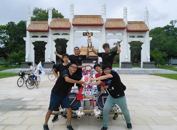 104全民國防自力環保造筏飆英雄,南臺科技大學 Mr.威爾森團隊勇奪第三名