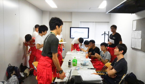 南臺科技大學與日本三重大學合作「日台之翼」參加日本鈴鹿賽道新世代能源車競賽勇奪第六名佳績