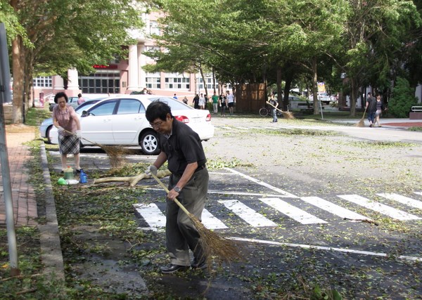 台首大風雨同心 校長許光華率教職員清理校園