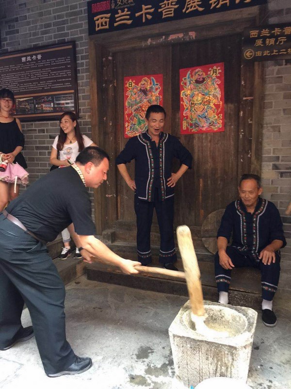 恩施「女兒城三棒鼓、喜花鼓等文化遺產表演令人目不暇給