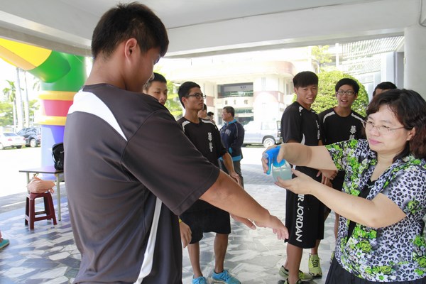 中華醫事科技大學 醫技系黃嘉新教授萃取尤加利等植物精油露 驅蚊效果佳