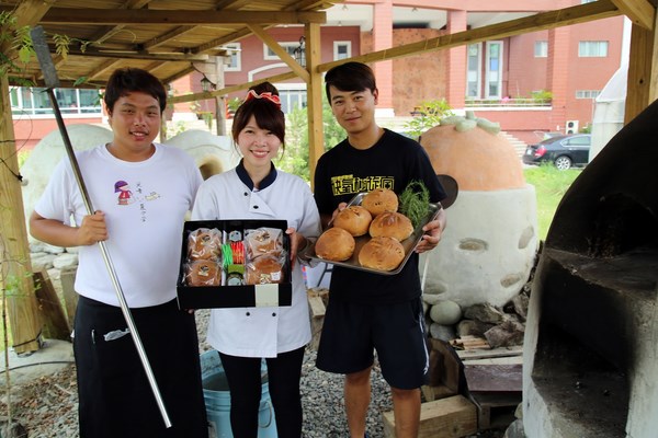 中秋節 遠東科大生創業 推柴燒手作麵包禮盒