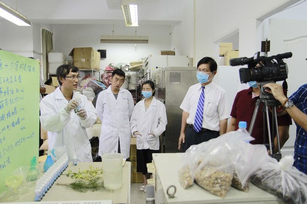 中華醫事科技大學植物精油天然防蚊液爆紅 台南市府新聞及國際關係處錄影取經 黃嘉新公開調製過程讓市府拍
