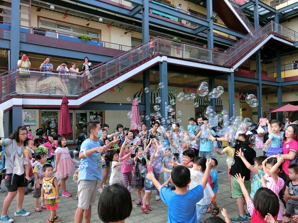 臺南文創園區 街頭表演 泡泡奇蹟