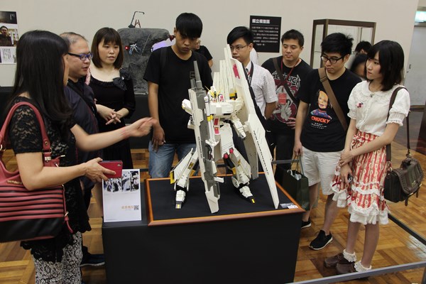 百貨首次玩家模型展,百位玩家心血傑作隆重登場,典藏泰迪現身中山店，百隻小熊總價值超越100萬