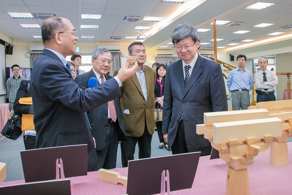 教育部吳思華部長蒞臨臺南文化創意產業園區,南臺科技大學展現典範科技大學計畫亮眼成果