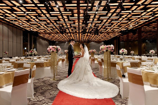 台南晶英酒店推出「2016 囍在好康幸福婚宴專案」以每桌12,999 元起的價格投下市場震撼彈