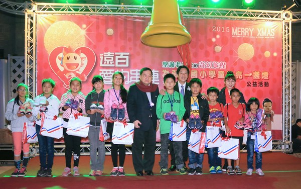 賴市長出席大遠百點燈活動　與偏鄉學童共度聖誕夜晚