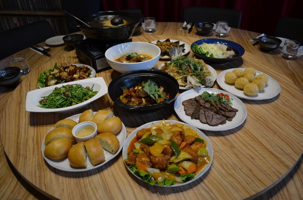 複合式連鎖餐飲第一品牌-異人館 台南崑山店賣書又推合菜