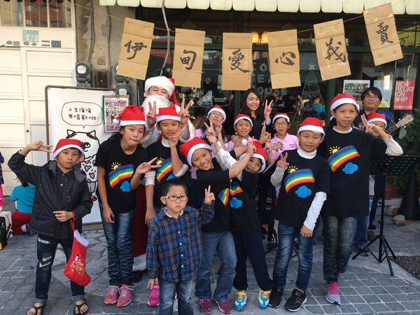 聖誕小天使來敲門,富信音樂饗宴熱情傳唱台南美食街