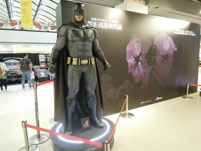 蝙蝠俠對超人：正義曙光 旋風席捲新光三越台南新天地